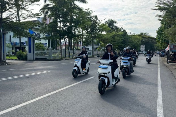 Astra Motor Sulawesi Selatan (Asmo Sulsel) kembali mengingatkan pentingnya menerapkan tips berkendara aman, khususnya saat pengendara berada dalam situasi dikejar waktu.
