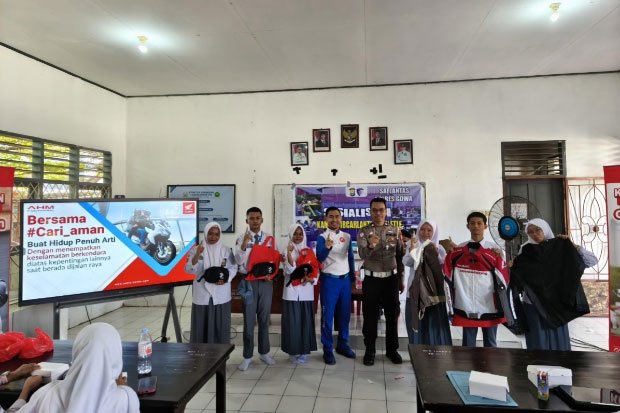 Asmo Sulsel menggelar edukasi safety riding bagi siswa-siswi SMAN 9 Gowa, bekerja sama dengan Polres Gowa melalui Unit Kamsel. Foto: Istimewa