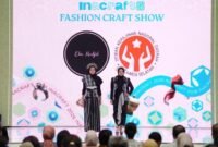 Provinsi Sulawesi Selatan kembali menorehkan kebanggaan di tingkat nasional melalui karya desainer perempuan lokal yang tampil pada pembukaan resmi The 26th Jakarta International Handicraft Trade Fair (INACRAFT) 2026.  Foto: Istimewa