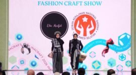 Provinsi Sulawesi Selatan kembali menorehkan kebanggaan di tingkat nasional melalui karya desainer perempuan lokal yang tampil pada pembukaan resmi The 26th Jakarta International Handicraft Trade Fair (INACRAFT) 2026.  Foto: Istimewa