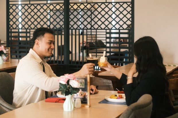 Vasaka Hotel Makassar menghadirkan sebuah pengalaman makan malam romantis yang tak terlupakan dengan BBQ All You Can Eat Buffet Dinner di side pool yang terletak di lantai 5. Foto: Istimewa