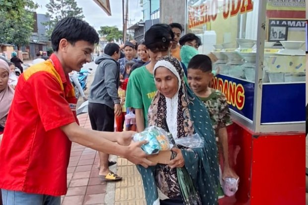 Alfamart kembali menghadirkan program sosial tahunan Warteg Gratis Ramadan 2026. Program yang telah dijalankan secara konsisten sejak 2021 ini telah menjangkau lebih dari 150.000 penerima manfaat di berbagai wilayah Indonesia. Foto: Istimewa