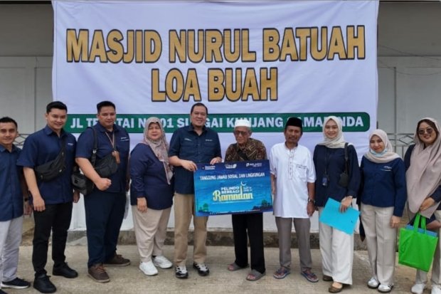 SPJM melalui program Tanggung Jawab Sosial dan Lingkungan (TJSL), dalam bentuk penyaluran donasi ke mesjid yang berada disekitar perairan Sungai Mahakam, Samarinda Kalimantan Timur.  Foto: Istimewa