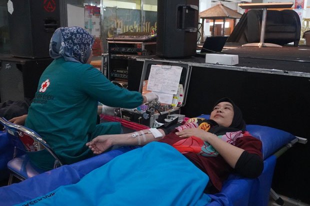 PT Gowa Makassar Tourism Development Tbk (GMTD) kembali menegaskan komitmennya terhadap kesehatan masyarakat melalui penyelenggaraan kegiatan donor darah yang rutin digelar setiap tiga bulan sekali. Foto: Istimewa
