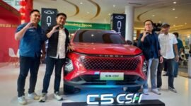 MAKASSAR - PT Chery Sales Indonesia memperkenalkan produk terbarunya, C5 CSH ke masyarakat Kota Makassar. Produk teranyar produsen asal Tiongkok tersebut diperkenalkan dalam agenda launching regional di Trans Studio Mall (TSM), Minggu (15/2/2026). Foto: Istimewa