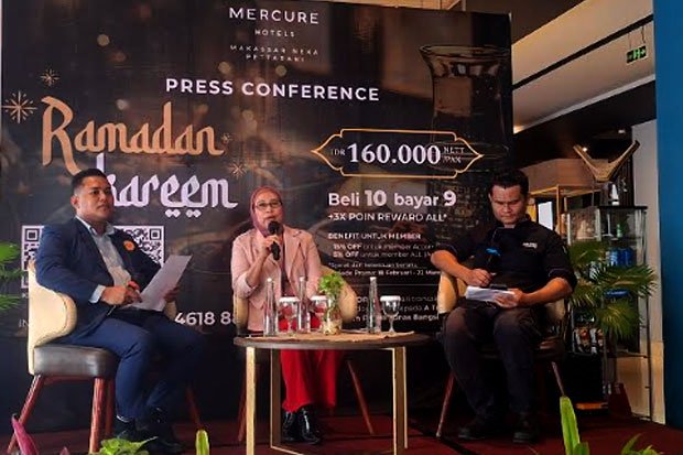 General Manager Mercure Makassar Nexa Pettarani, Wiwied Nurseka saat memberikan keterangan soal paket berbuka dan donasi untuk anak. Foto: Istimewa