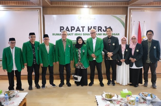 RS Ibnu Sina YW-UMI Makassar menggelar Rapat Kerja yang dirangkaikan dengan pemaparan Business Plan Tahun 2026–2028 sebagai langkah strategis memperkuat arah pengembangan rumah sakit menuju institusi pelayanan kesehatan bertaraf internasional berbasis nilai-nilai Islam. Foto: Istimewa