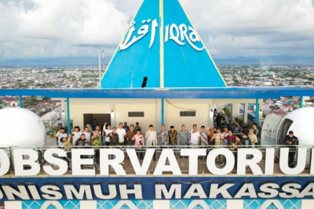 Universitas Muhammadiyah Makassar menjadi lokasi utama pemantauan hilal Ramadan 1447 Hijriah di Sulawesi Selatan. Kegiatan rukyatul hilal yang diselenggarakan Kementerian Agama itu dipusatkan di Observatorium Unismuh, lantai 18 Menara Iqra, Selasa (17/2/2026). Foto: Istimewa