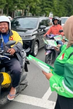 Semangat Berbagi, Mitra Pengemudi Grab Bagikan Ratusan Takjil di Makassar