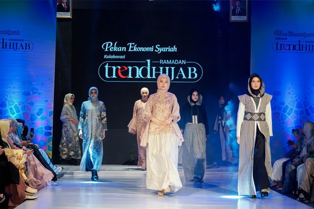 MAKASSAR — Sekretaris Daerah Provinsi Sulawesi Selatan, Jufri Rahman, membuka secara resmi kegiatan Trend Hijab Ramadan 2026 yang berlangsung di Hotel Claro Makassar, Jumat, (6/03/2026). Foto: Istimewa