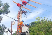 Tim khusus Pekerjaan Dalam Keadaan Bertengangan tengah memelihara jaringan tanpa padam di Kabupaten Bantaeng, Sulawesi Selatan. Foto: Istimewa