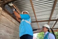 Petugas PLN saat melakukan penambahan daya pada kWh meter milik pelanggan di Kabupaten Sidrap, Sulawesi Selatan. Foto: Istimewa