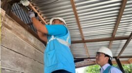 Petugas PLN saat melakukan penambahan daya pada kWh meter milik pelanggan di Kabupaten Sidrap, Sulawesi Selatan. Foto: Istimewa