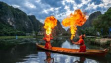 Atraksi Pepe-pepeka ri Makka di Kawasan Karst Rammang-rammang Penari Pepe-pepeka ri Makka beraktraksi sambil menyemburkan api di kawasan Karts Rammang Rammang, Maros. Foto:  Istimewa